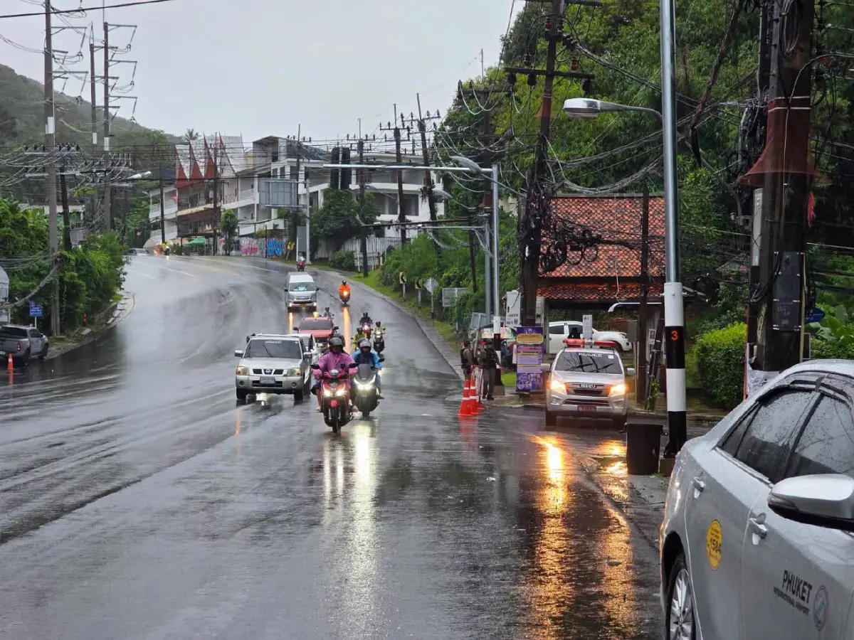 น้ำท่วมภูเก็ตล่าสุด ฝนตกหนัก 70% 'ถนนโคกโตนด-หน้าวัดใต้' ผ่านไม่ได้