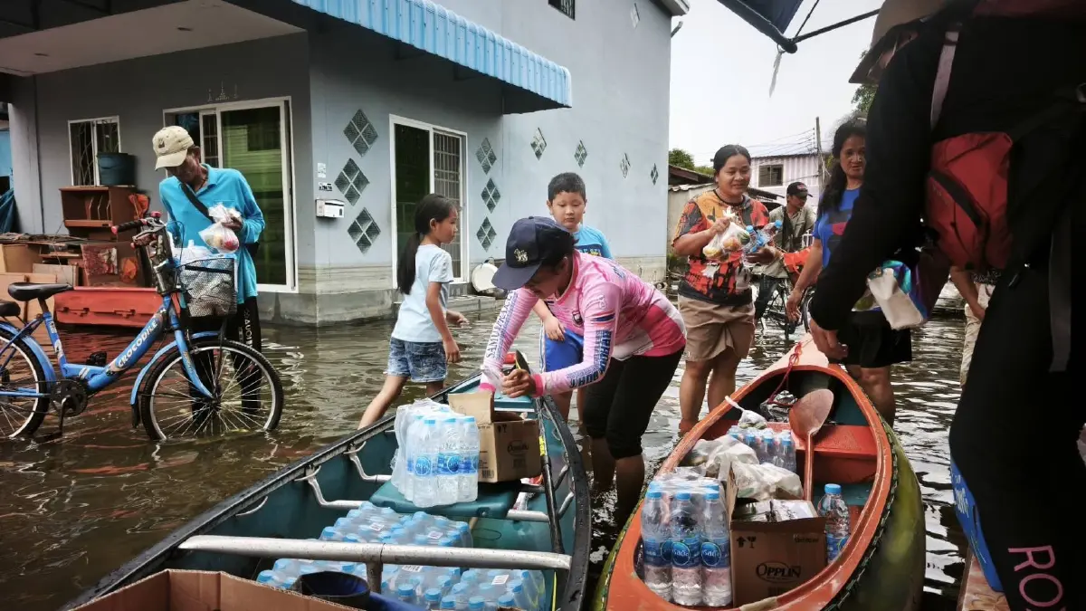มูลนิธิเก้ายั่งยืน-ออมไทย ส่งสิ่งของช่วยผู้ประสบภัยน้ำท่วม