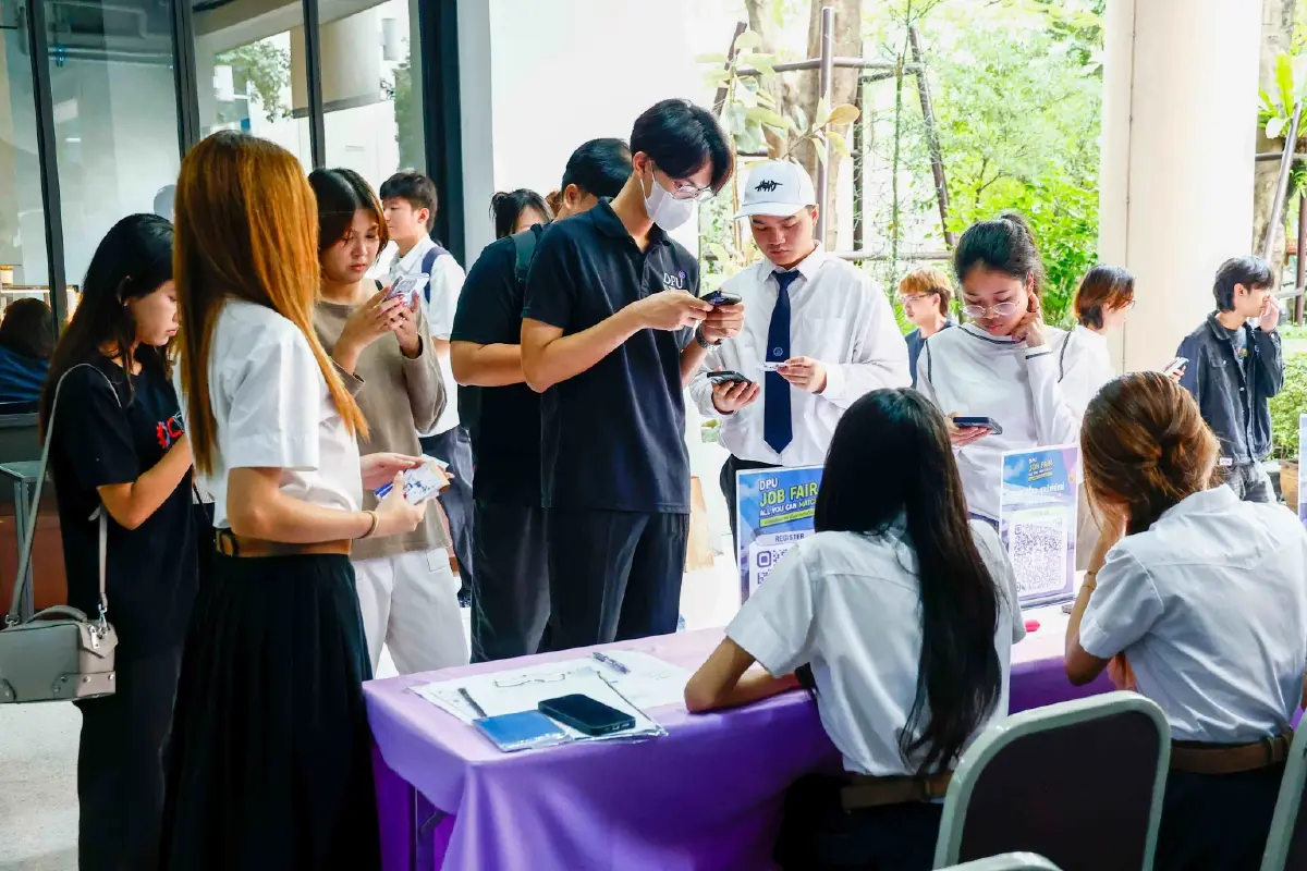DPU JOB FAIR เปิดทาง นศ. ได้งานก่อนจบ ชูจุดเด่นปรับตัวเก่ง ใช้ AI เป็น