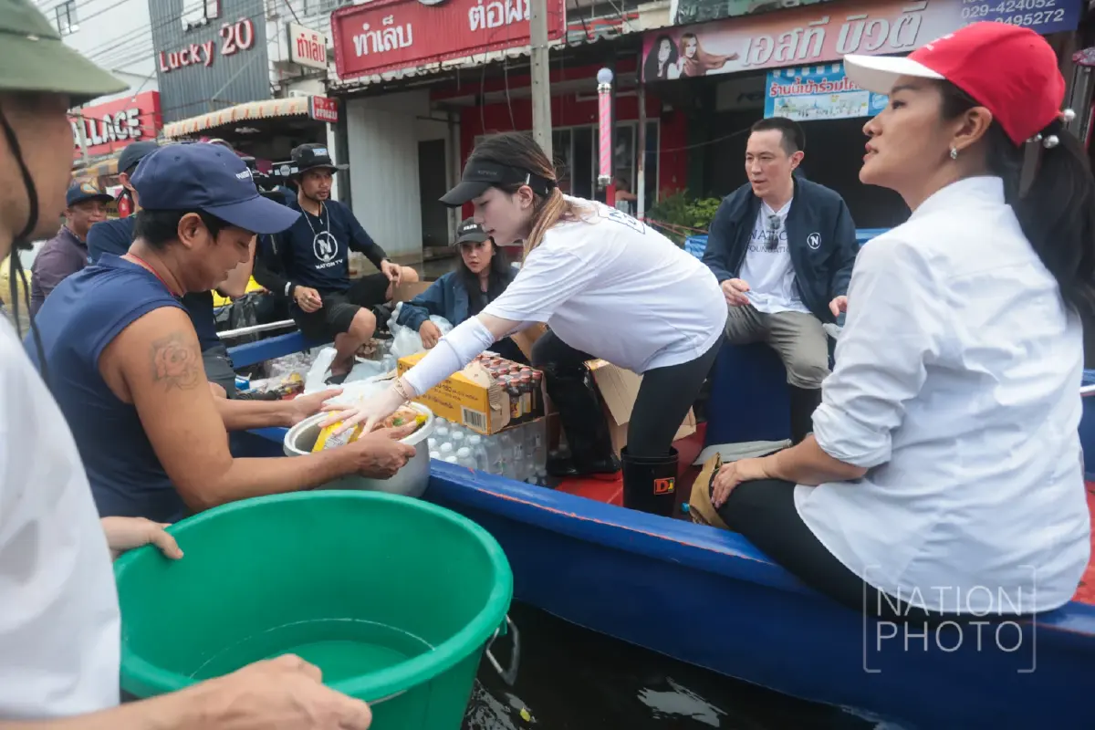 ‘เนชั่นปันน้ำใจ’ ฝ่าน้ำท่วมลุย ‘เคหะร่มเกล้า’ ส่งอาหาร-ของจำเป็นช่วยปชช.