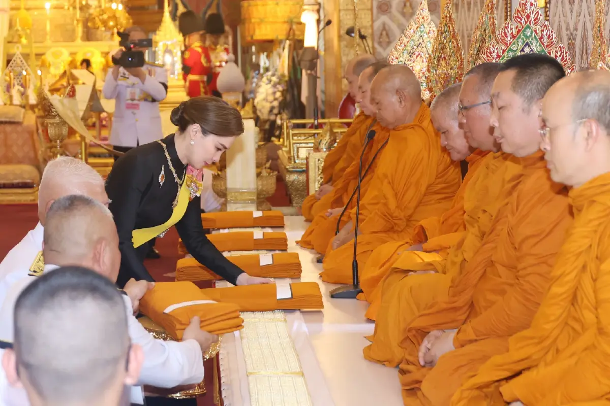 ในหลวง-พระราชินี ทรงบำเพ็ญพระราชกุศลครบรอบ 1 ปี วันสวรรคต พระพันปีหลวง