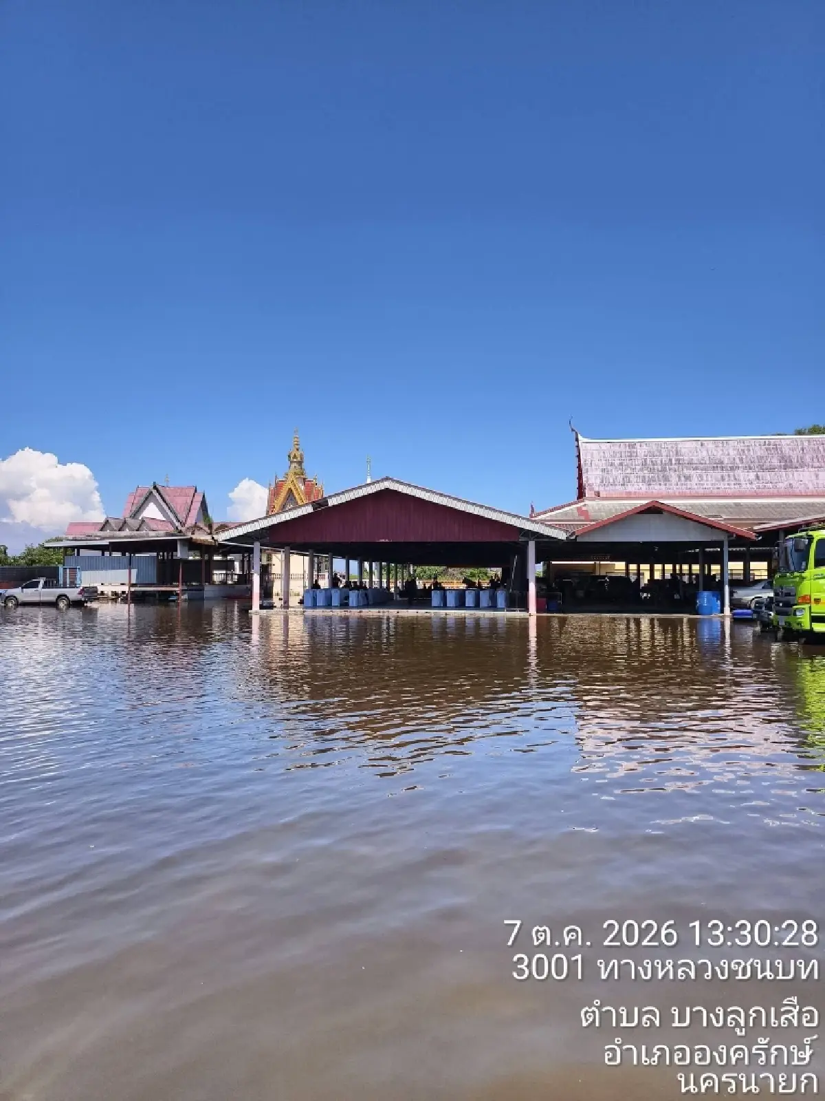 น้ำท่วม ‘บางน้ำเปรี้ยว-องครักษ์’ สาย 3001 ขังทุกเลน ถนนพัง-วัดดังน้ำสูง 60 ซม.