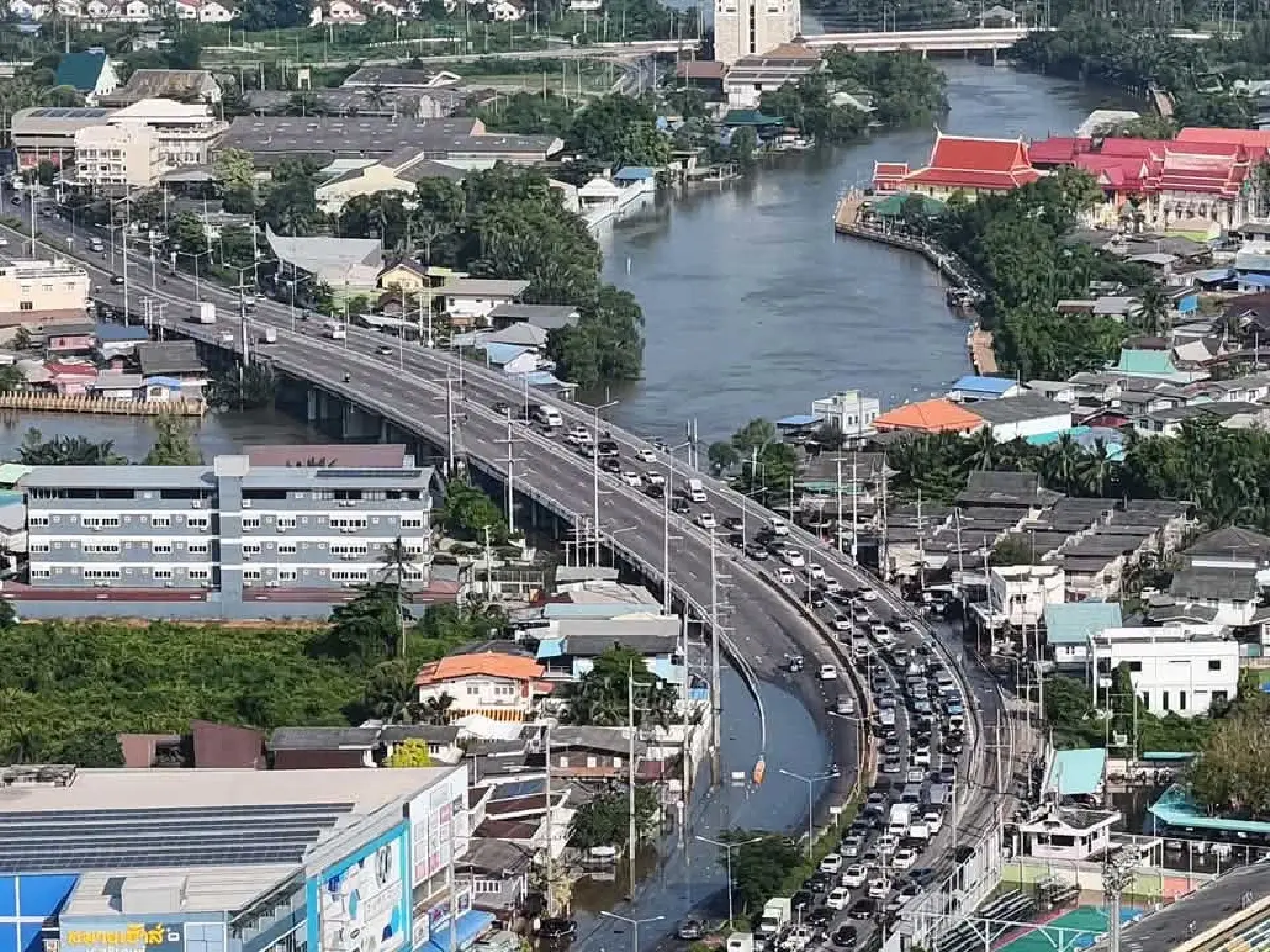 รถติดมากวันนี้ น้ำทะเลหนุนสูง 3.8 เมตร ทะลักท่วมเมืองสมุทรสงคราม