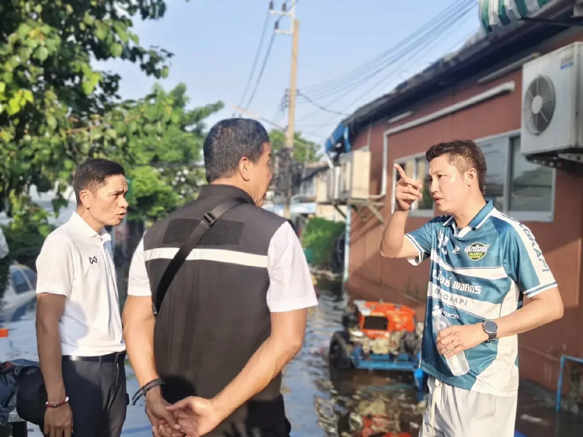 ‘พงศกร’ สก.บางกะปิ ลุยฟื้นฟูหลังน้ำท่วม ระดมจิตอาสา-รถบรรทุกเก็บขยะ