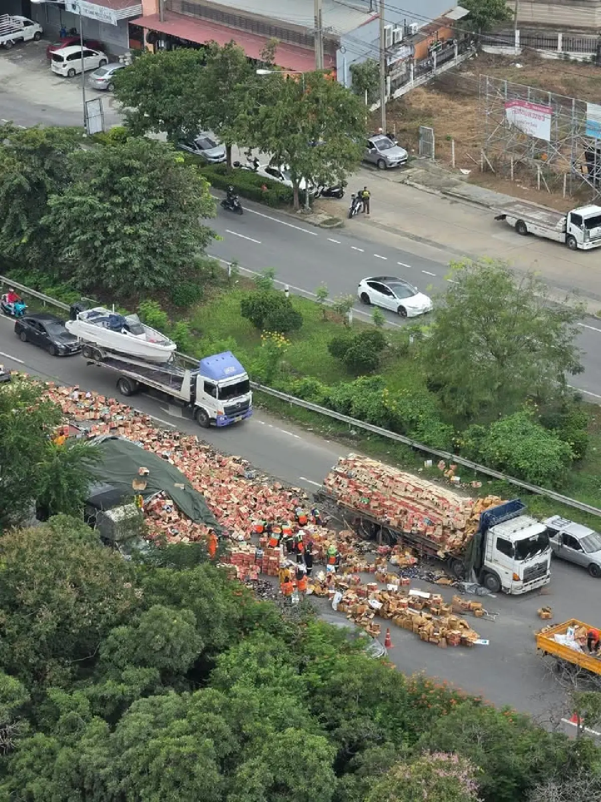 รถติดยาววันศุกร์ รถบรรทุกขวดเบียร์ดัง เทกระจาด ล้นถนนกาญจนาฯ บางแค