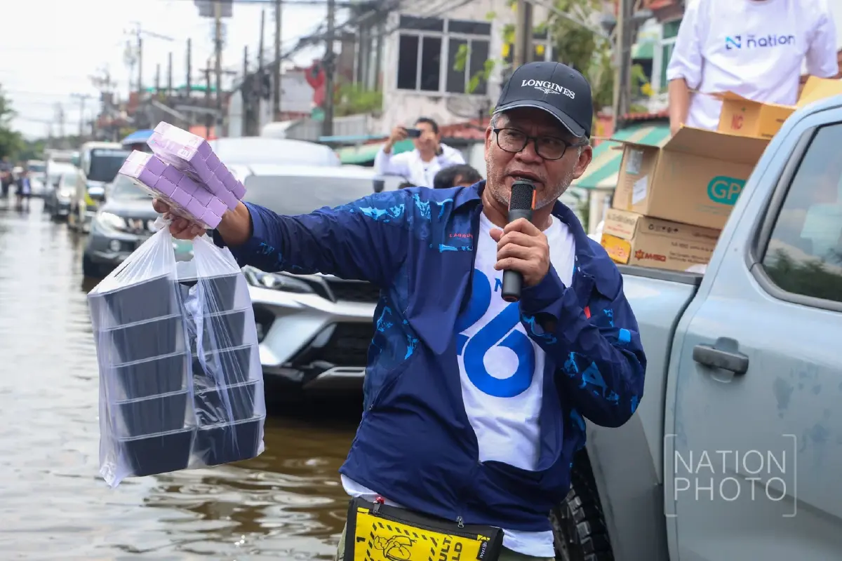 ‘เนชั่นปันน้ำใจ’ ลุยเคหะธานี4 ส่งอาหาร-ของจำเป็น ช่วยชาวบ้านฝ่าวิกฤตน้ำท่วม