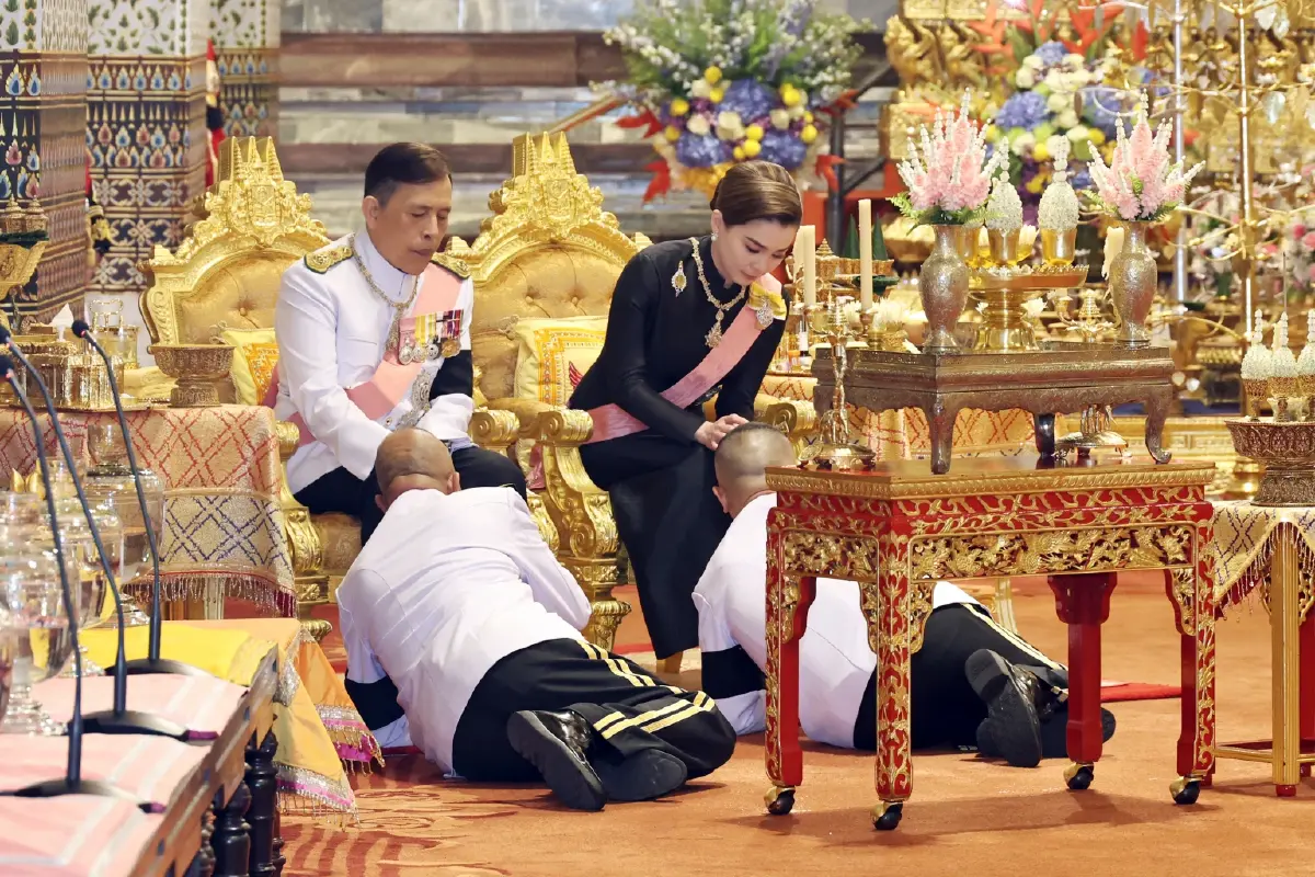 ในหลวง-พระราชินี เสด็จฯ ทรงวางพวงมาลา เนื่องในวันปิยมหาราช 2569