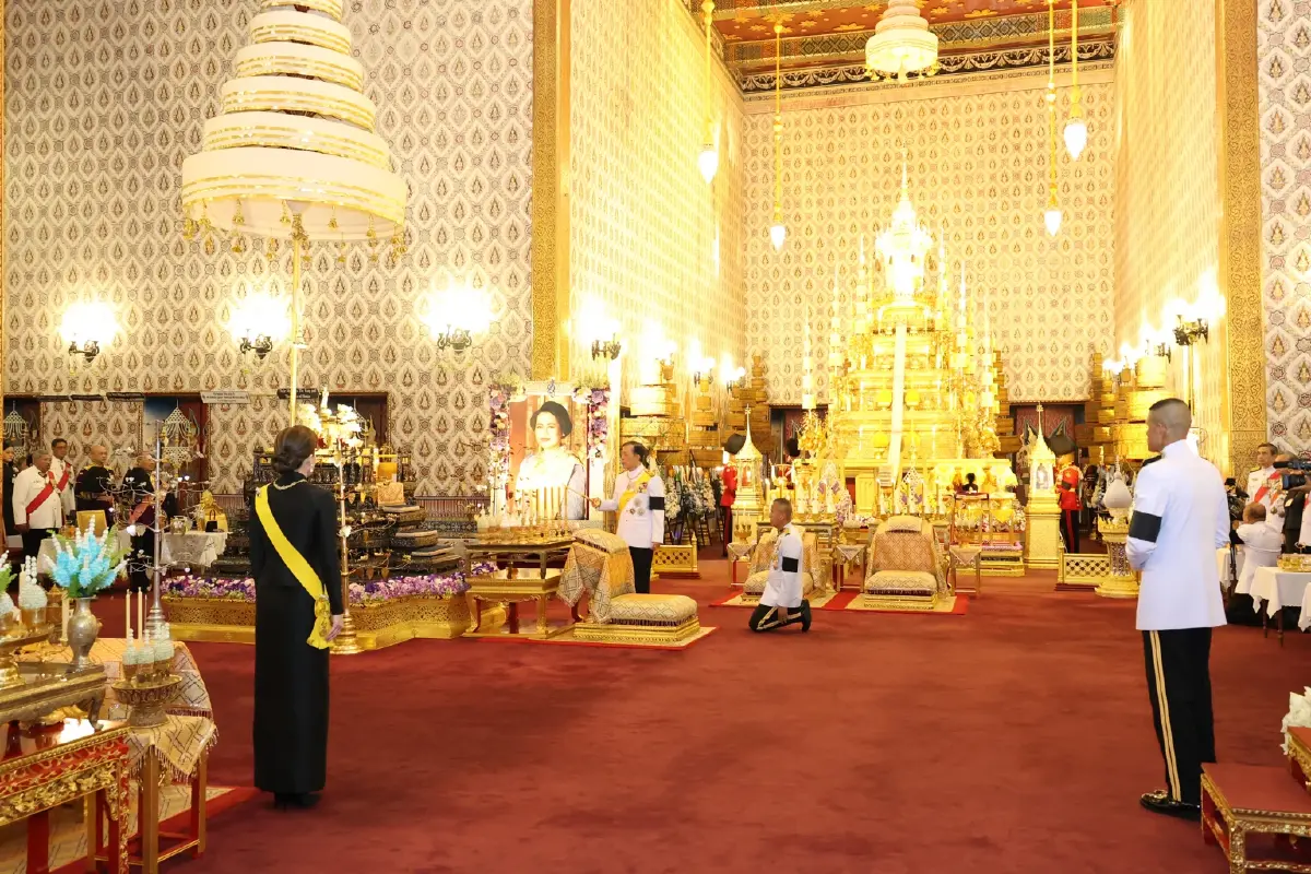 ในหลวง-พระราชินี ทรงบำเพ็ญพระราชกุศลครบ 1 ปี วันสวรรคต สมเด็จพระพันปีหลวง