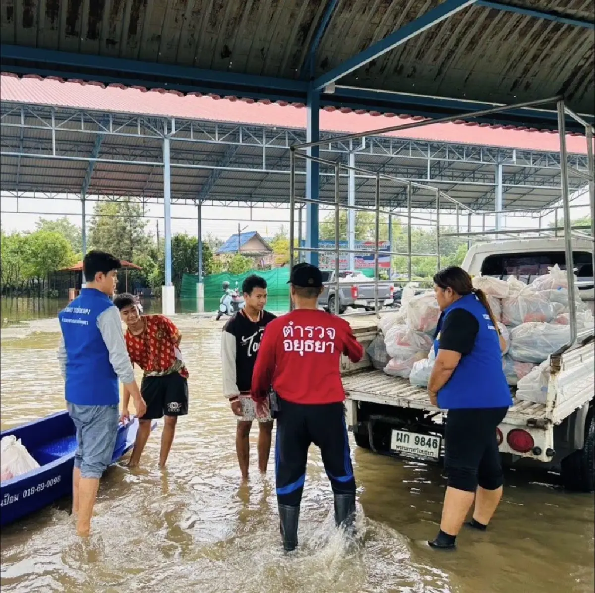 น้ำท่วมอยุธยา ยังวิกฤต! ตร. ลุยน้ำส่งถุงยังชีพ บรรเทาความเดือดร้อนประชาชน