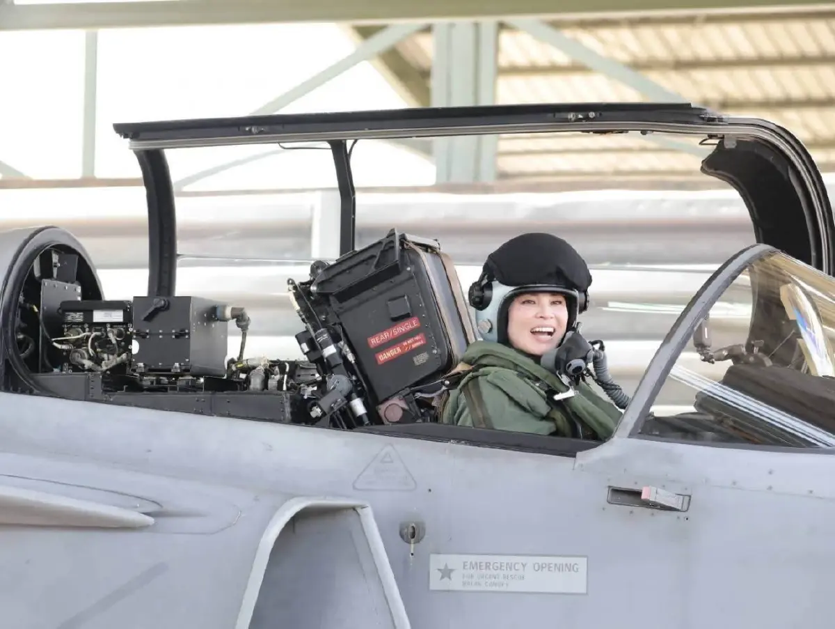 ‘ในหลวง’ ทอดพระเนตร ‘พระราชินี’ ทรงฝึกบินเดี่ยว Gripen เป็นครั้งแรก