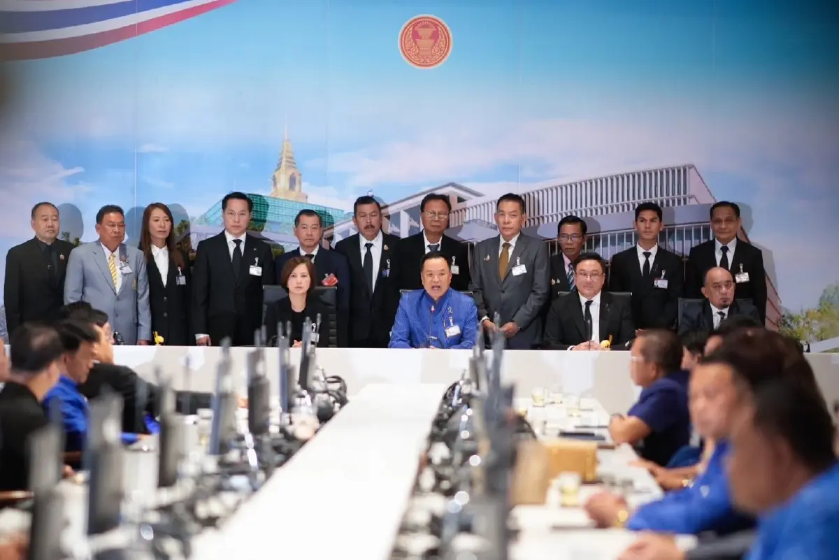 ‘เพื่อไทย’ กอด 8 เก้าอี้ รมต. บทเด็กดีมิตรแท้ ‘ค่ายน้ำเงิน’