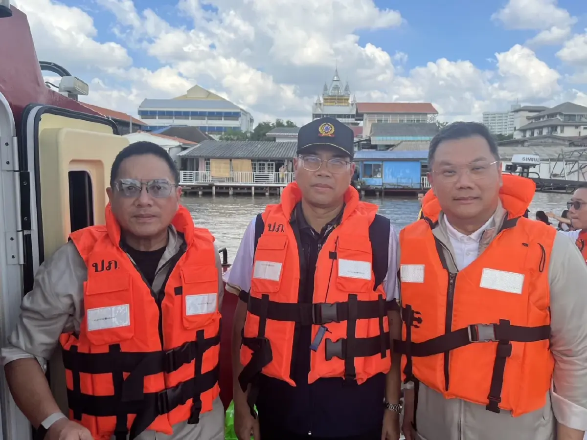 ปธ. - รองปธ.ปปร.28 นำคณะลุย “นนทบุรี” ล่องเรือแจกถุงยังชีพ พร้อมให้กำลังใจชาวบ้าน