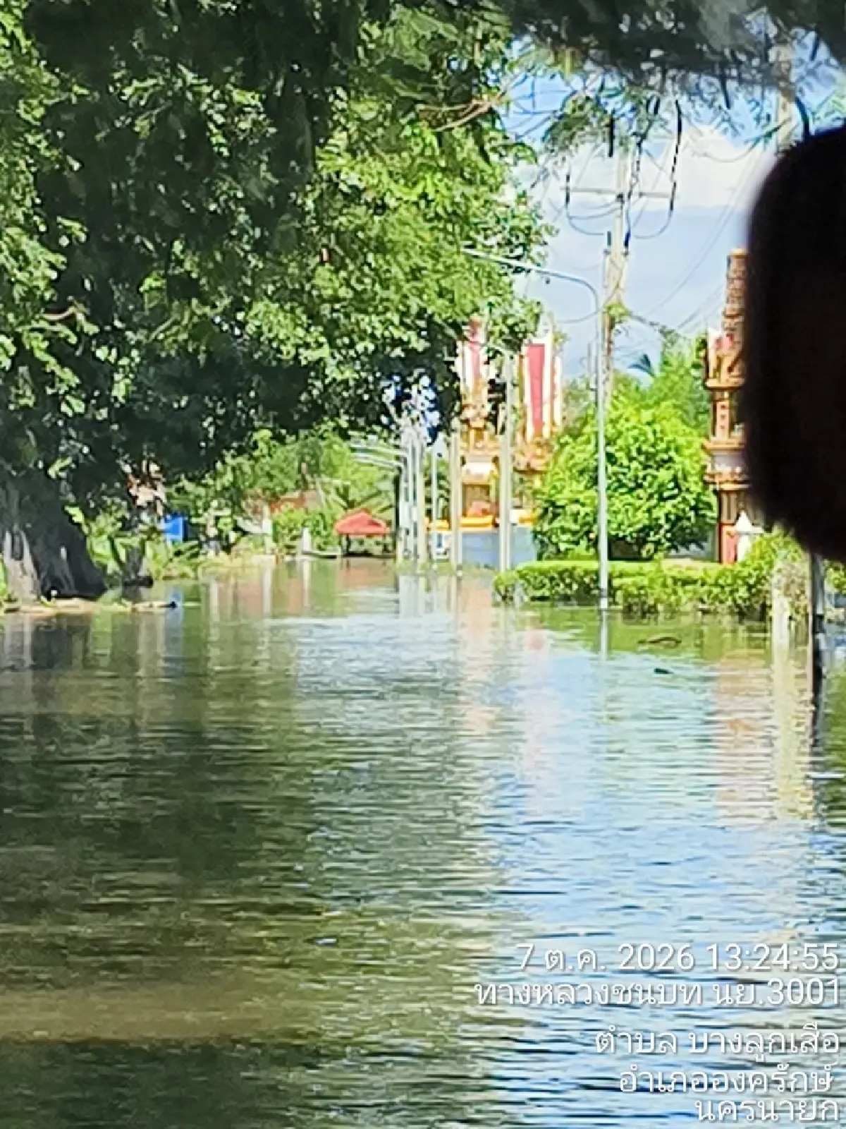 น้ำท่วม ‘บางน้ำเปรี้ยว-องครักษ์’ สาย 3001 ขังทุกเลน ถนนพัง-วัดดังน้ำสูง 60 ซม.