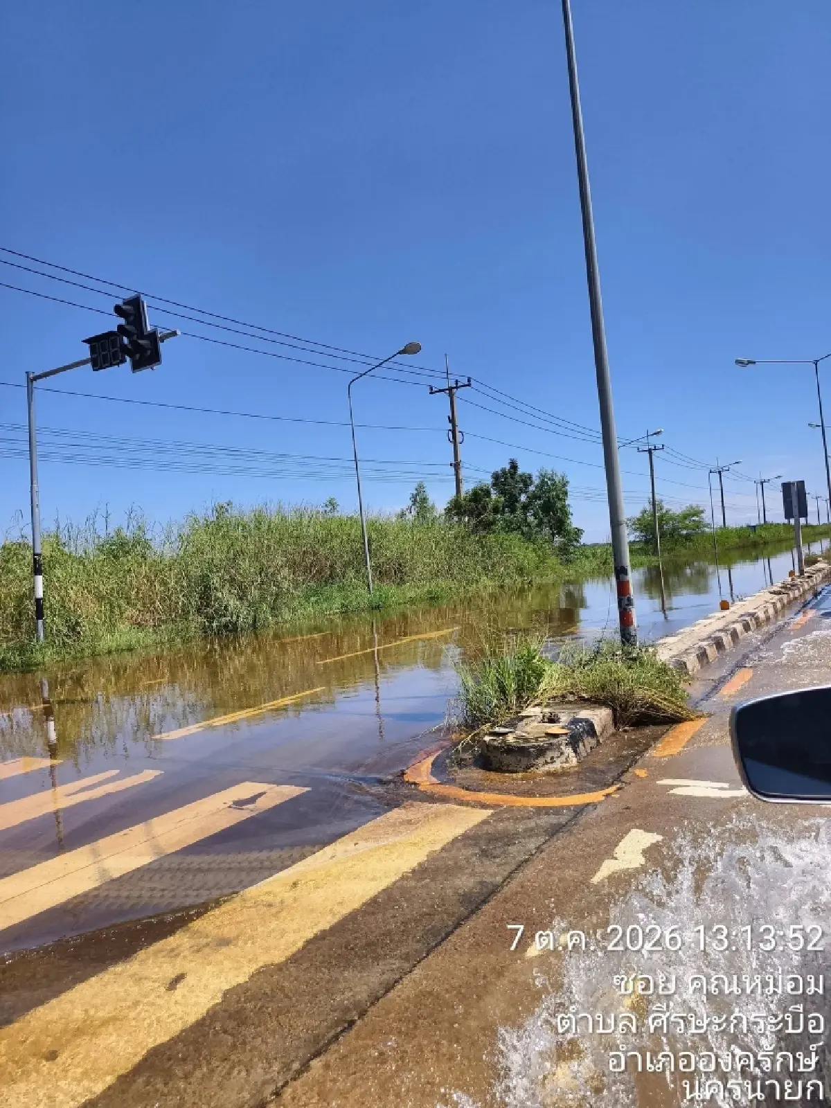 น้ำท่วม ‘บางน้ำเปรี้ยว-องครักษ์’ สาย 3001 ขังทุกเลน ถนนพัง-วัดดังน้ำสูง 60 ซม.