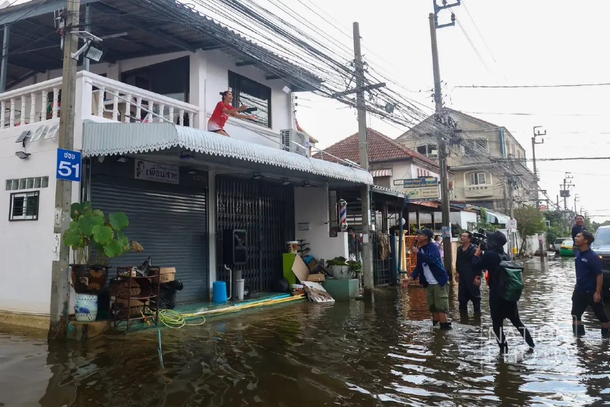 ‘เนชั่นปันน้ำใจ’ ลุยเคหะธานี4 ส่งอาหาร-ของจำเป็น ช่วยชาวบ้านฝ่าวิกฤตน้ำท่วม