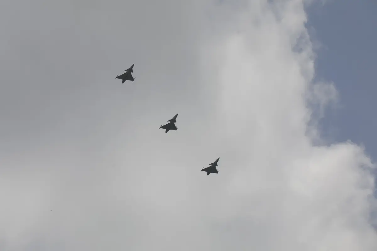 ‘ในหลวง’ ทอดพระเนตร ‘พระราชินี’ ทรงฝึกบินเดี่ยว Gripen เป็นครั้งแรก