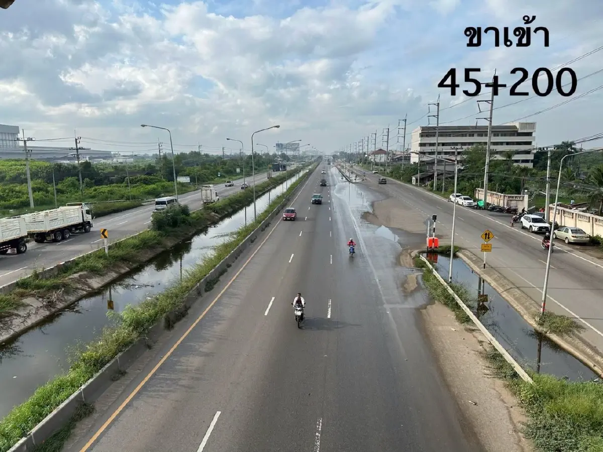 ชลบุรีน้ำท่วมถนน น้ำทะเลหนุนสูงมากวันนี้ ดันประชิดคานสะพานใหม่