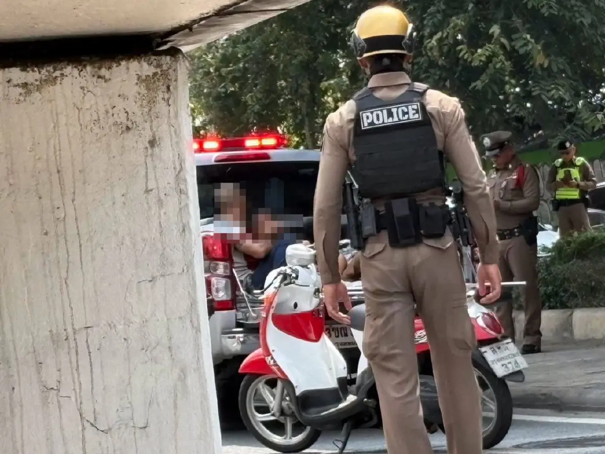ด่วน ชายคุ้มคลั่งใช้มีดจับเด็กเป็นตัวประกัน ใต้สะพานข้ามแยกยมราช​