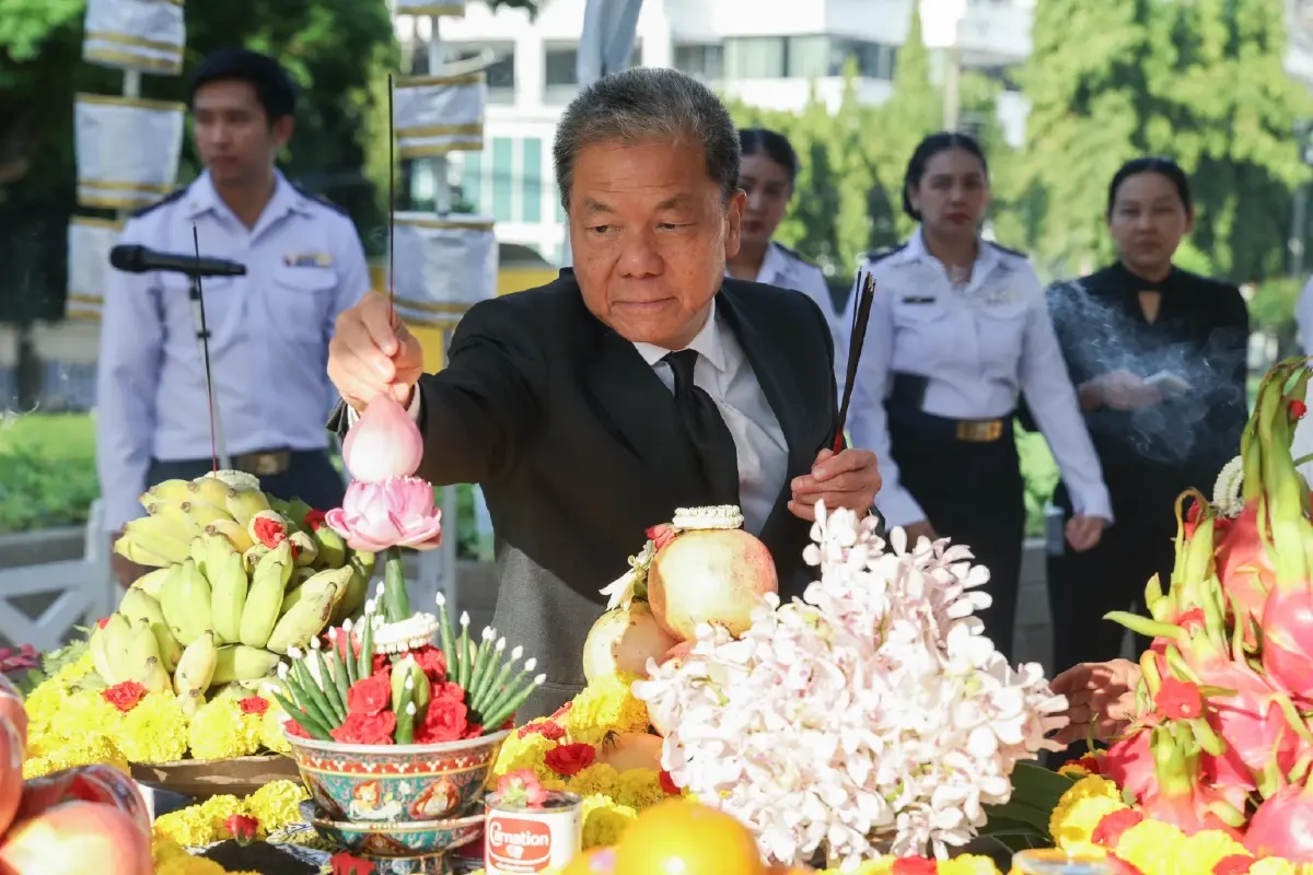 15 ปี กสทช.สุดขม! ‘หมอสรณ’ เผชิญมวลชนไล่ ปมร้อนสถานะขาดคุณสมบัติประธานฯ