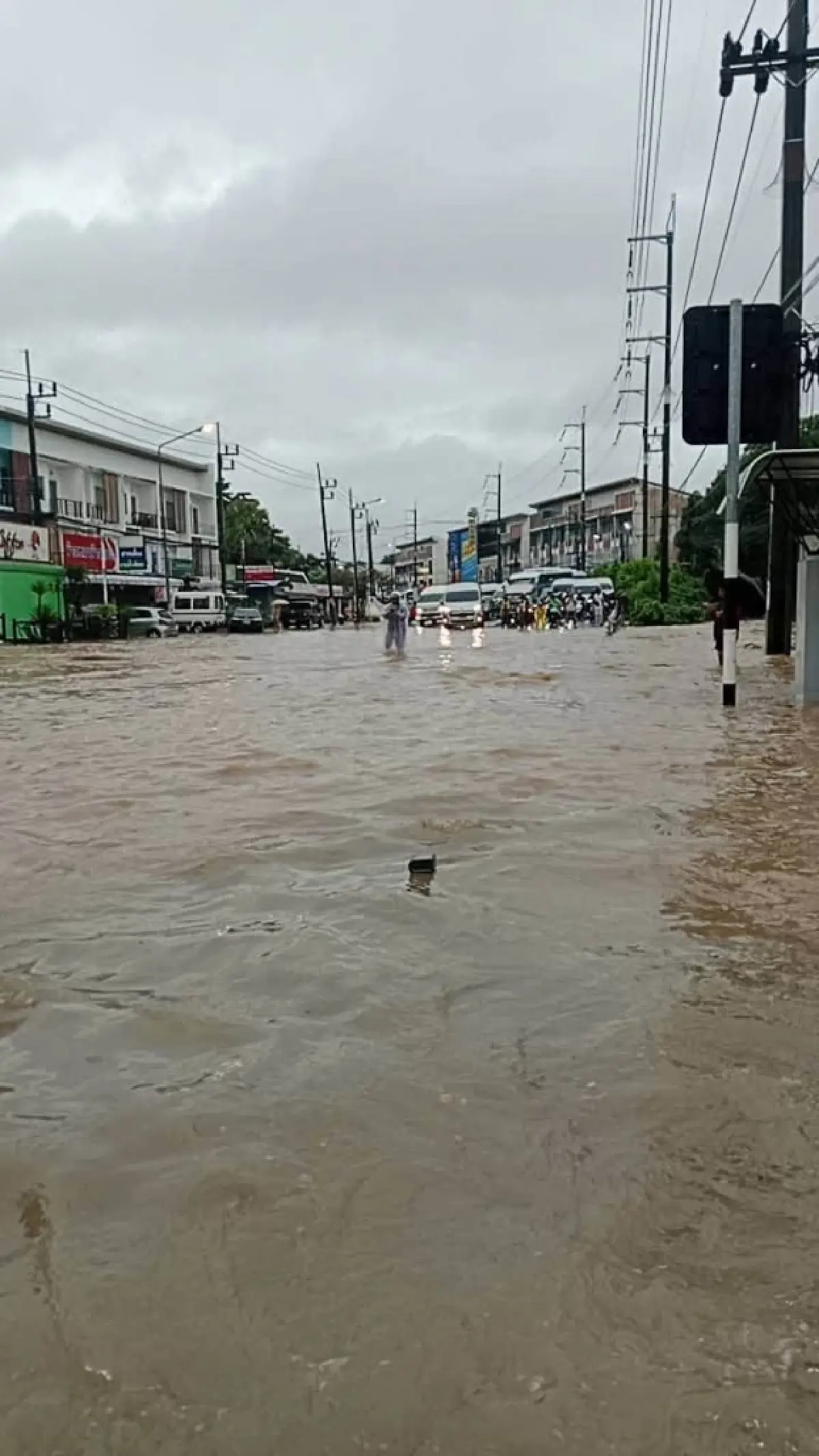 น้ำท่วมภูเก็ตล่าสุด ฝนตกหนัก 70% 'ถนนโคกโตนด-หน้าวัดใต้' ผ่านไม่ได้