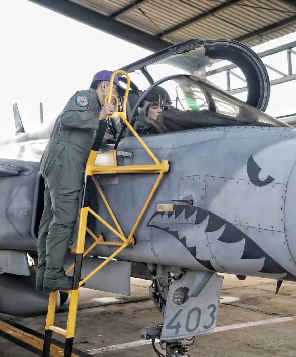 ‘ในหลวง’ ทอดพระเนตร ‘พระราชินี’ ทรงฝึกบินเดี่ยว Gripen เป็นครั้งแรก