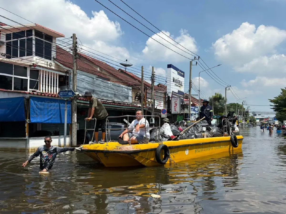 คพ. ลุยพื้นที่ 'เคหะร่มเกล้า' เร่งแก้ปัญหาน้ำเน่าเสีย-ขยะตกค้าง