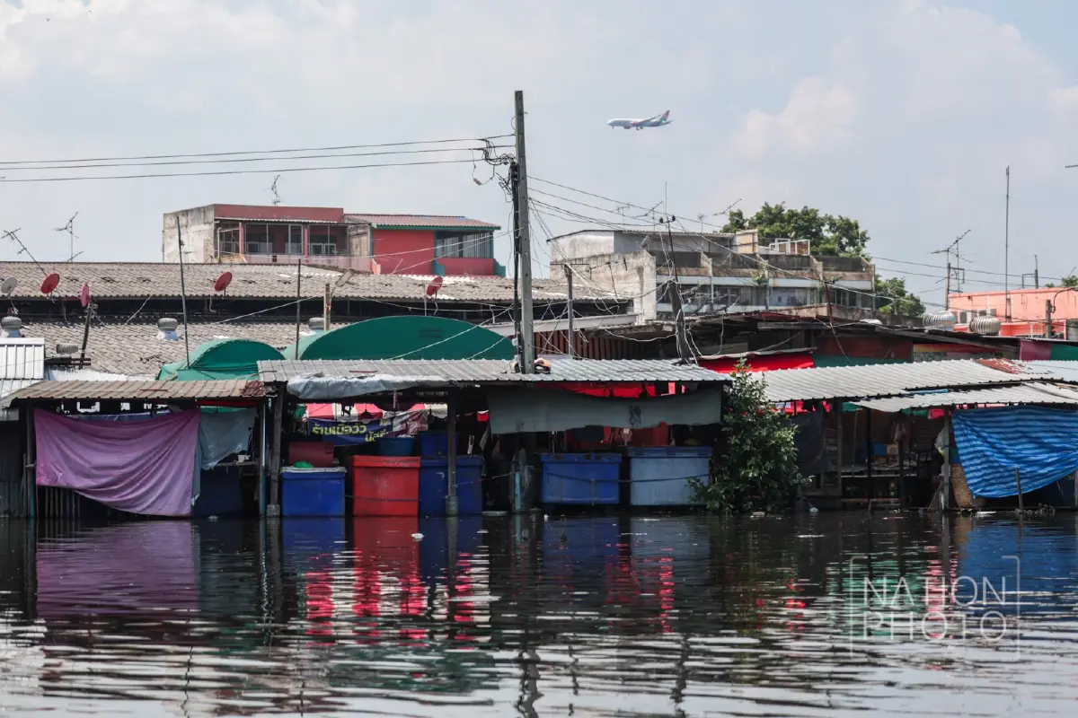 ทัพเรือระดมเรือผลักดันน้ำ 14 ลำ เร่งระบายน้ำท่วมขังลาดกระบัง