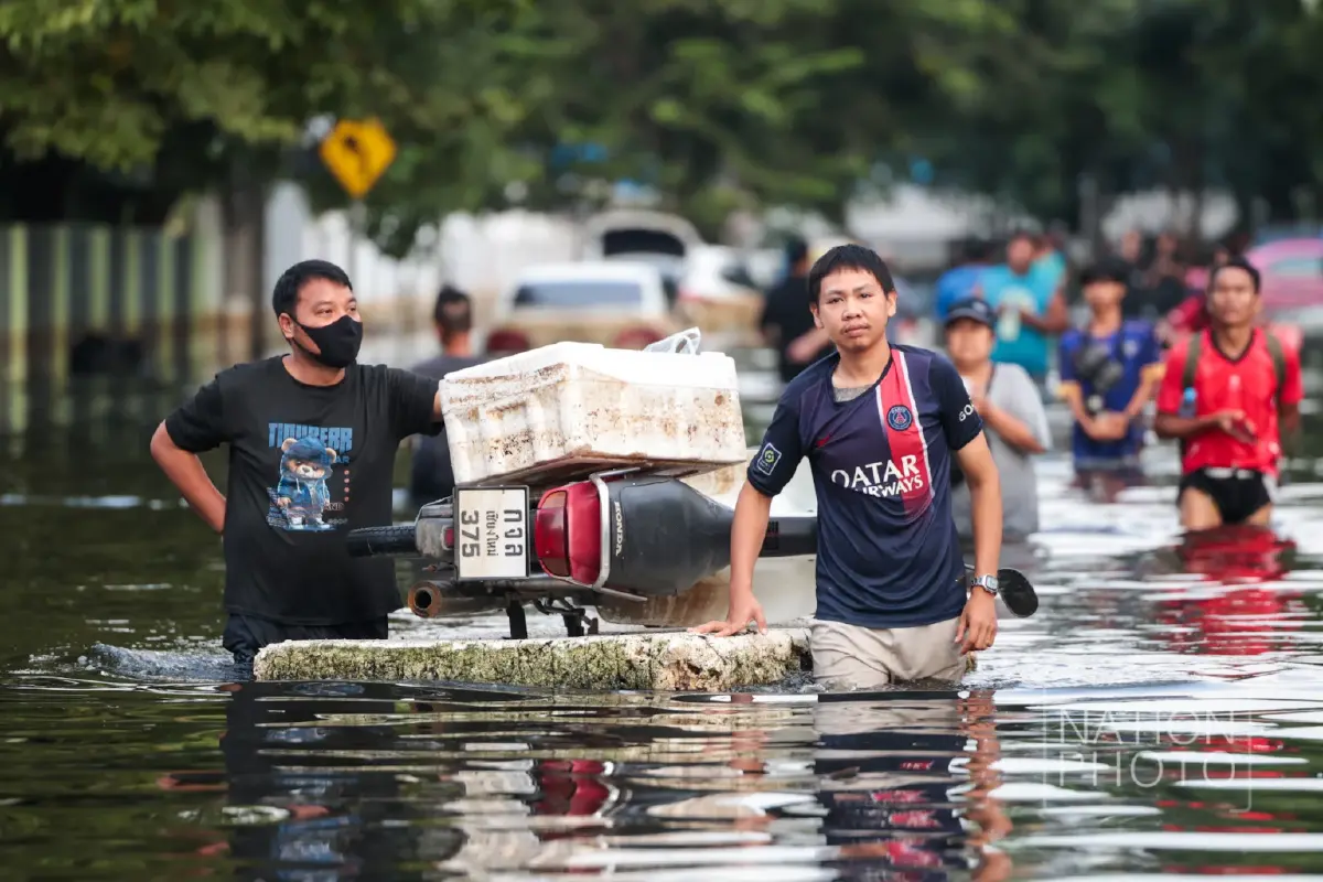 ‘เนชั่นปันน้ำใจ’ ฝ่าน้ำท่วมลุย ‘เคหะร่มเกล้า’ ส่งอาหาร-ของจำเป็นช่วยปชช.