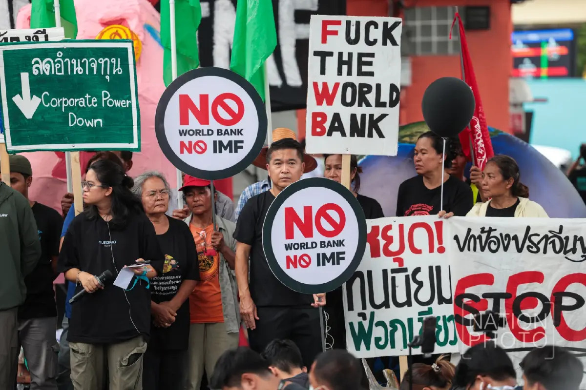 ม็อบต้าน World Bank–IMF ปักหลักค้างคืน แยกพระราม 4 ตำรวจตรึงกำลังเข้ม