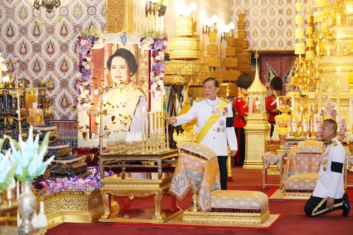 ในหลวง-พระราชินี ทรงบำเพ็ญพระราชกุศลครบ 1 ปี วันสวรรคต สมเด็จพระพันปีหลวง