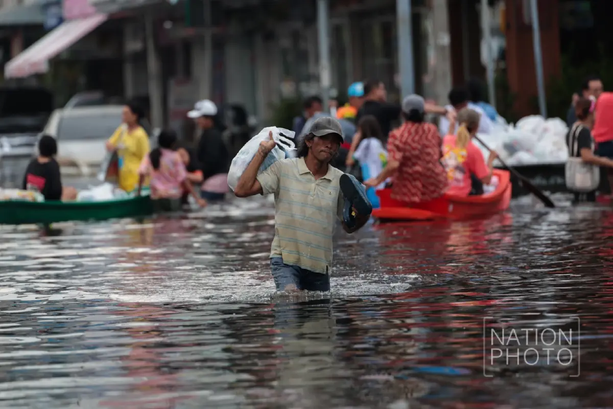‘เนชั่นปันน้ำใจ’ ฝ่าน้ำท่วมลุย ‘เคหะร่มเกล้า’ ส่งอาหาร-ของจำเป็นช่วยปชช.