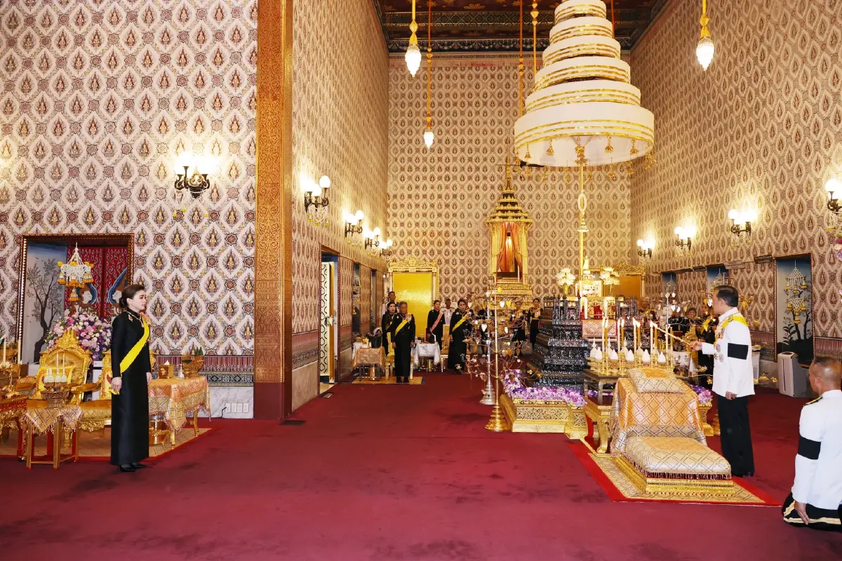 ในหลวง-พระราชินี ทรงบำเพ็ญพระราชกุศลครบ 1 ปี วันสวรรคต สมเด็จพระพันปีหลวง