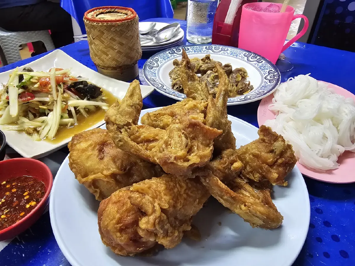 ‘เจ๊ปุ่นไก่ทอด’ อาหารอีสานรสแซ่บ ย่านวังบูรพา ขายมา 30 ปี