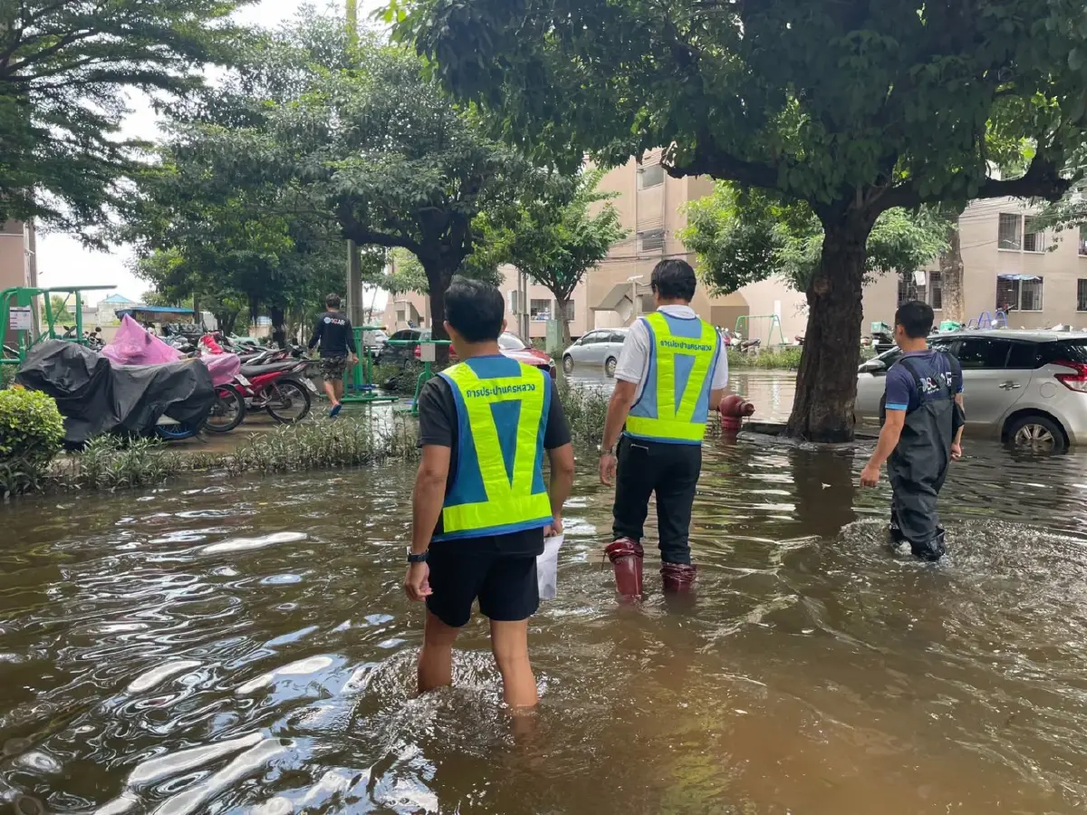 อัปเดตน้ำท่วม กทม. ล่าสุด แฟลตคลองจั่น-เคหะร่มเกล้า เริ่มมีน้ำประปาใช้