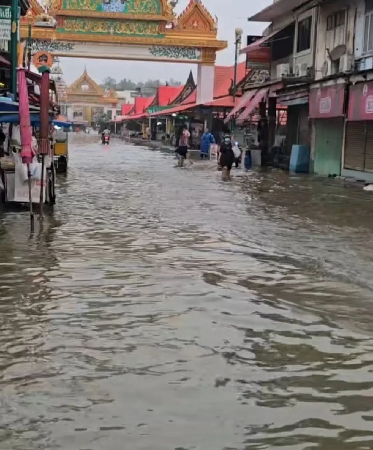 วิกฤติน้ำทะเลหนุนสูง จ่อแตะ 3.8 เมตร ถล่มสมุทรปราการ-แม่กลอง รถติดแล้ว
