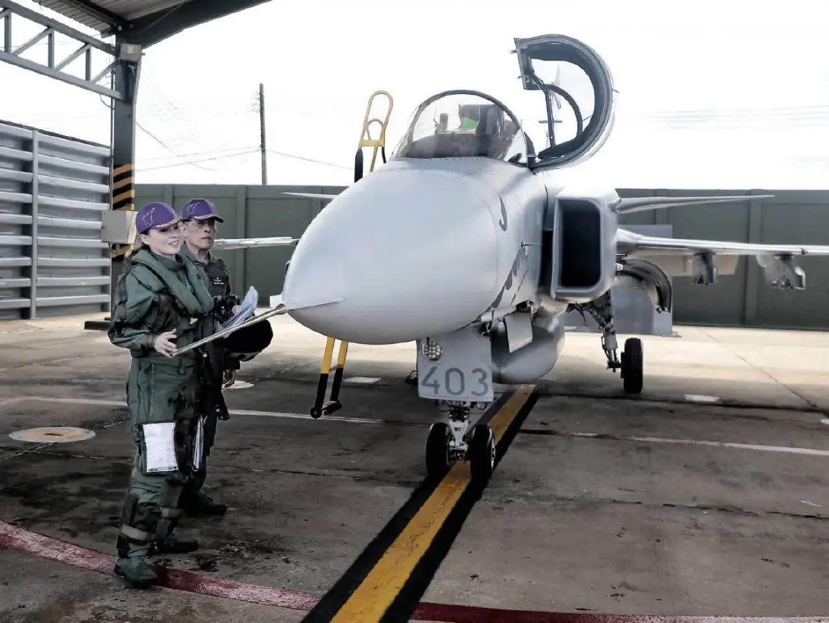 ‘ในหลวง’ ทอดพระเนตร ‘พระราชินี’ ทรงฝึกบินเดี่ยว Gripen เป็นครั้งแรก