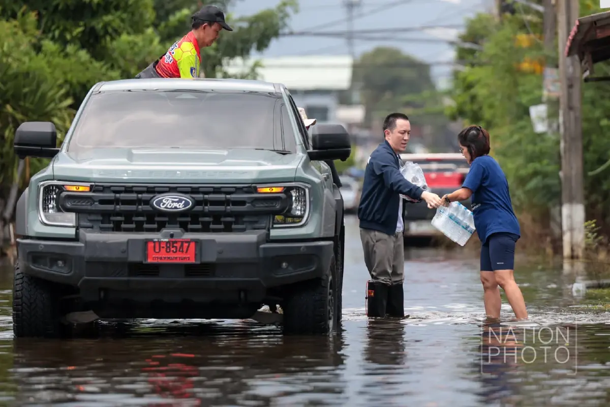 ‘เนชั่นปันน้ำใจ’ ลุยเคหะธานี4 ส่งอาหาร-ของจำเป็น ช่วยชาวบ้านฝ่าวิกฤตน้ำท่วม