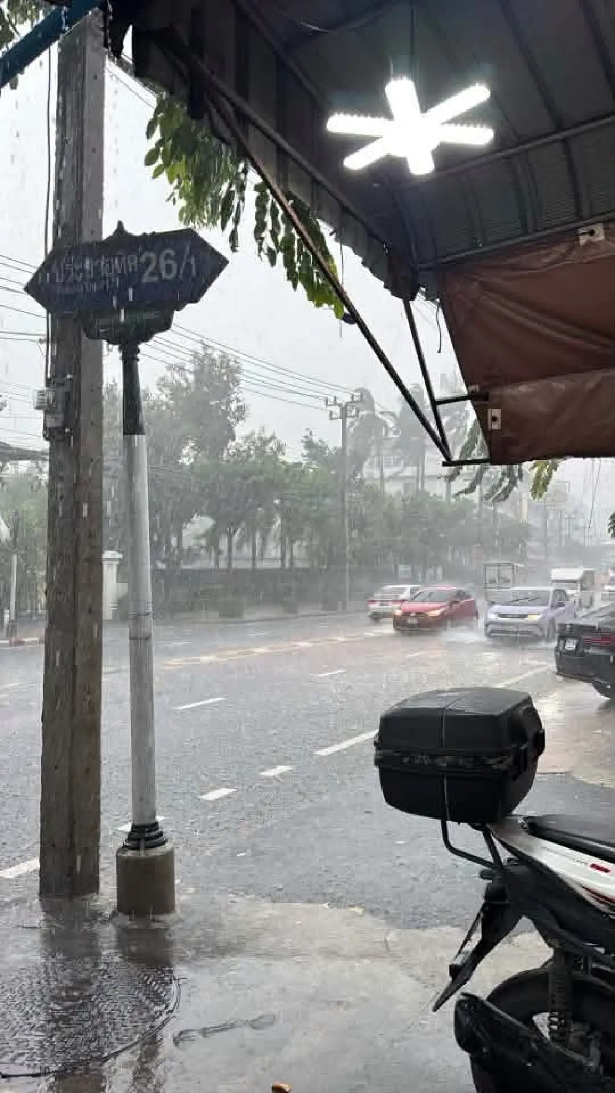 ฝนก่อตัวแล้วตอนนี้ กรมอุตุฯ เผย กทม. มีฝนตกหนัก ฟ้าร้อง ลมแรง ฟ้าผ่า