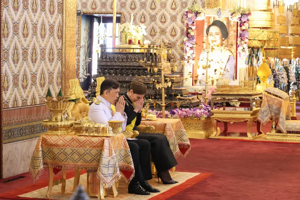 ในหลวง-พระราชินี ทรงบำเพ็ญพระราชกุศลครบรอบ 1 ปี วันสวรรคต พระพันปีหลวง