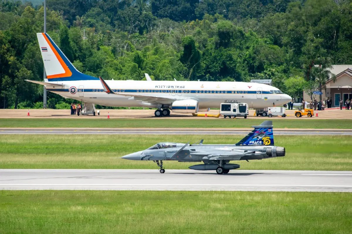 ‘ในหลวง’ ทอดพระเนตร ‘พระราชินี’ ทรงฝึกบินเดี่ยว Gripen เป็นครั้งแรก