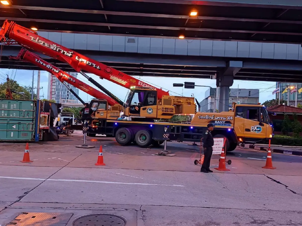 ระวังรถติด รถบรรทุกคว่ำ แยกวงแหวนอุตสาหกรรม คราบน้ำมันไหลบนถนน