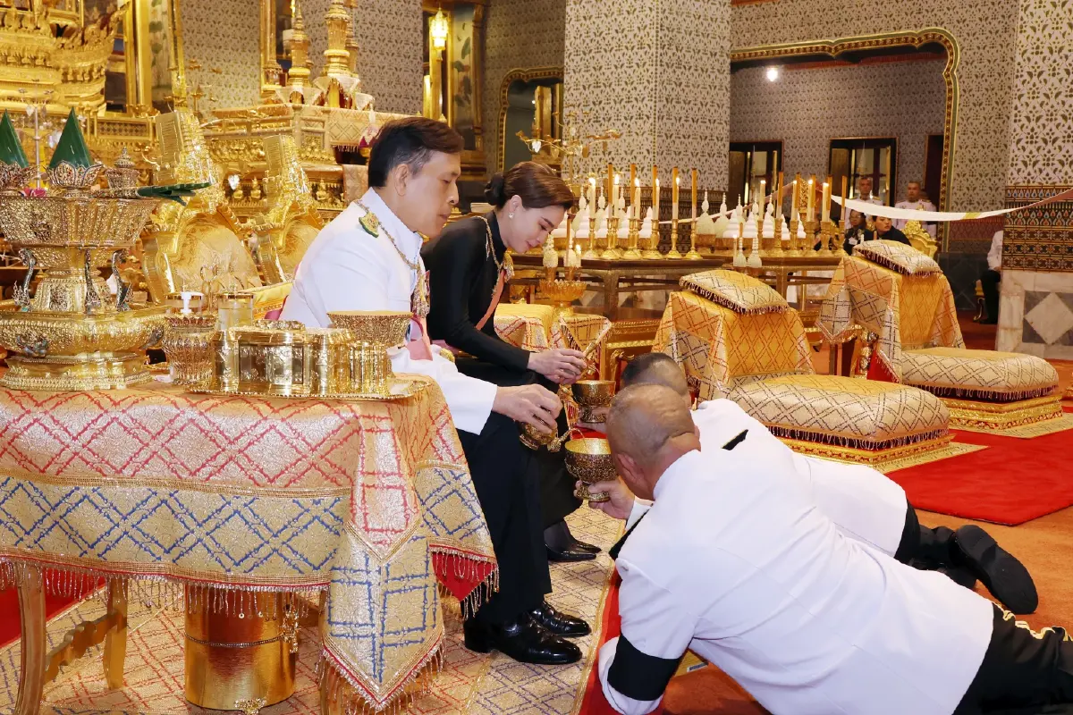 ในหลวง-พระราชินี เสด็จฯ ทรงวางพวงมาลา เนื่องในวันปิยมหาราช 2569