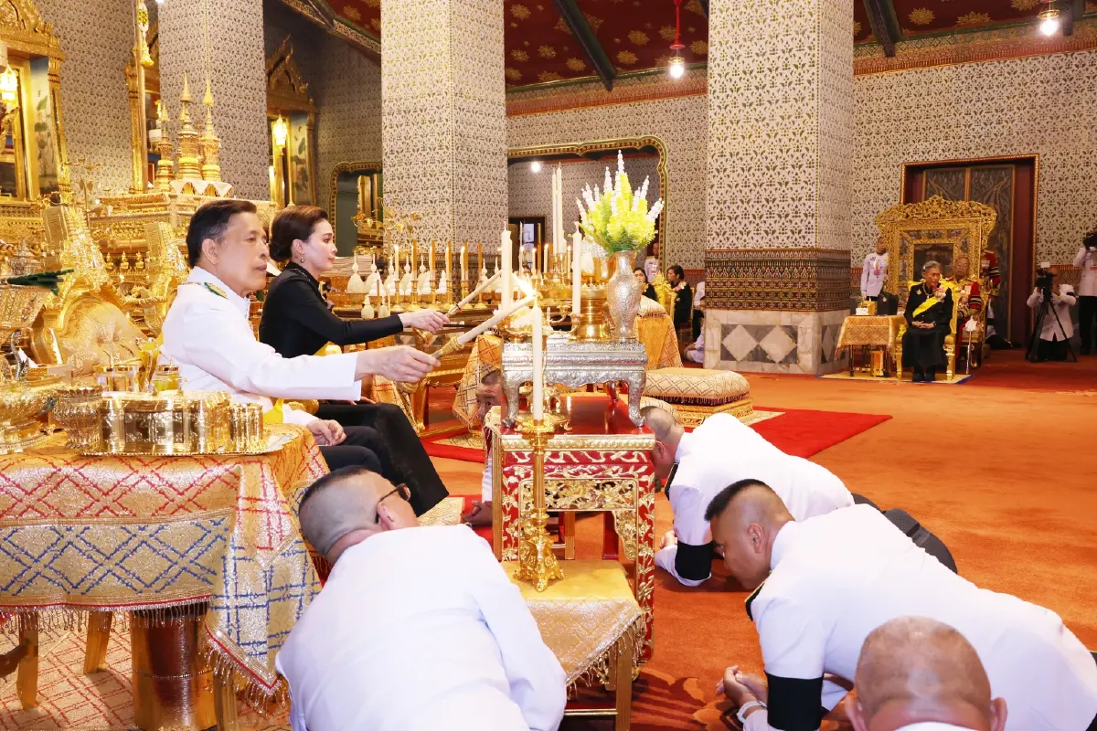ในหลวง-พระราชินี เสด็จฯ ทรงวางพวงมาลาถวายราชสักการะ เนื่องในวันนวมินทรมหาราช