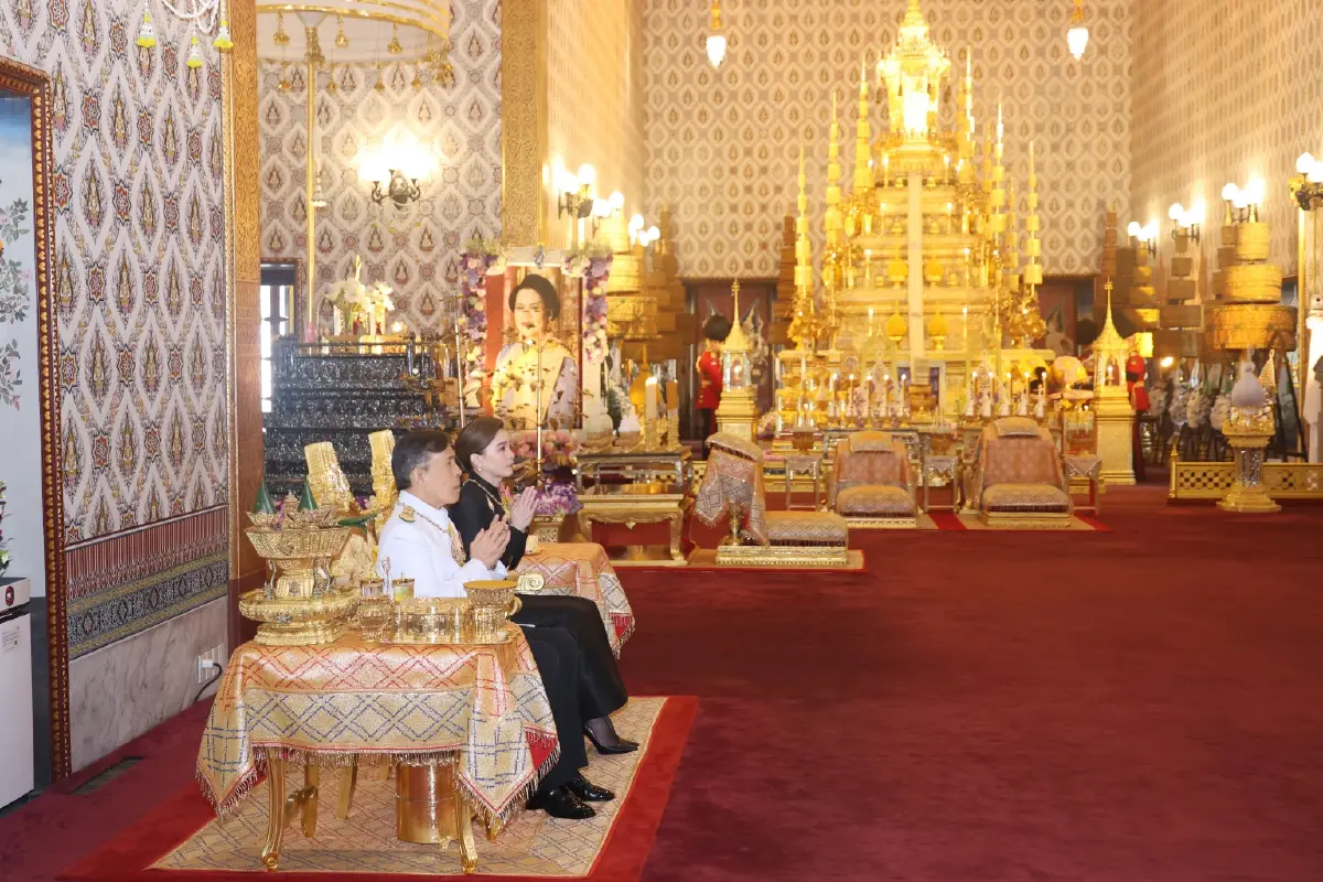 ในหลวง-พระราชินี ทรงบำเพ็ญพระราชกุศลครบรอบ 1 ปี วันสวรรคต พระพันปีหลวง