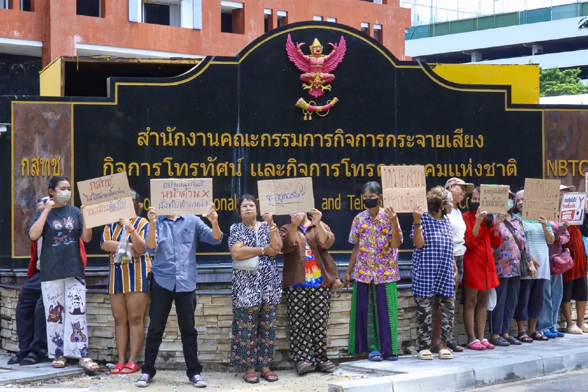 15 ปี กสทช.สุดขม! ‘หมอสรณ’ เผชิญมวลชนไล่ ปมร้อนสถานะขาดคุณสมบัติประธานฯ