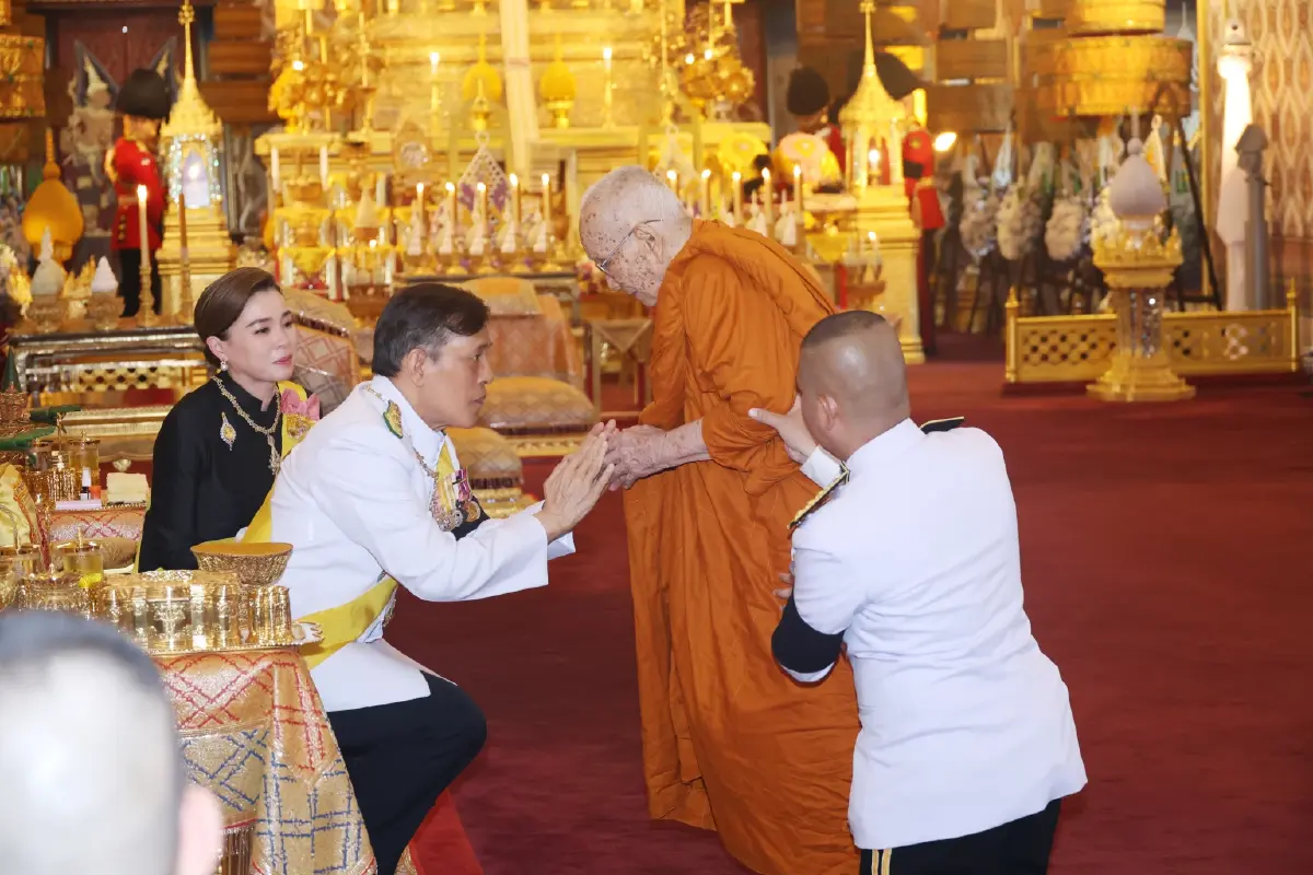 ในหลวง-พระราชินี ทรงบำเพ็ญพระราชกุศลครบรอบ 1 ปี วันสวรรคต พระพันปีหลวง