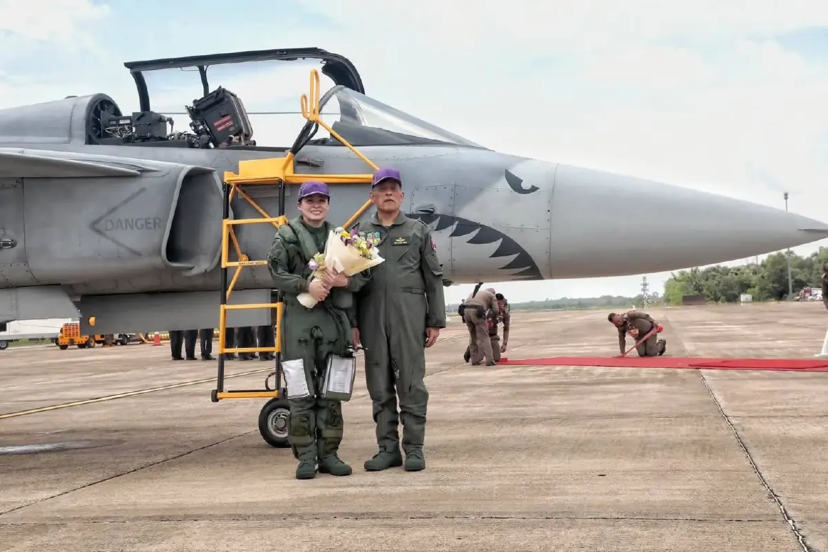 ‘ในหลวง’ ทอดพระเนตร ‘พระราชินี’ ทรงฝึกบินเดี่ยว Gripen เป็นครั้งแรก