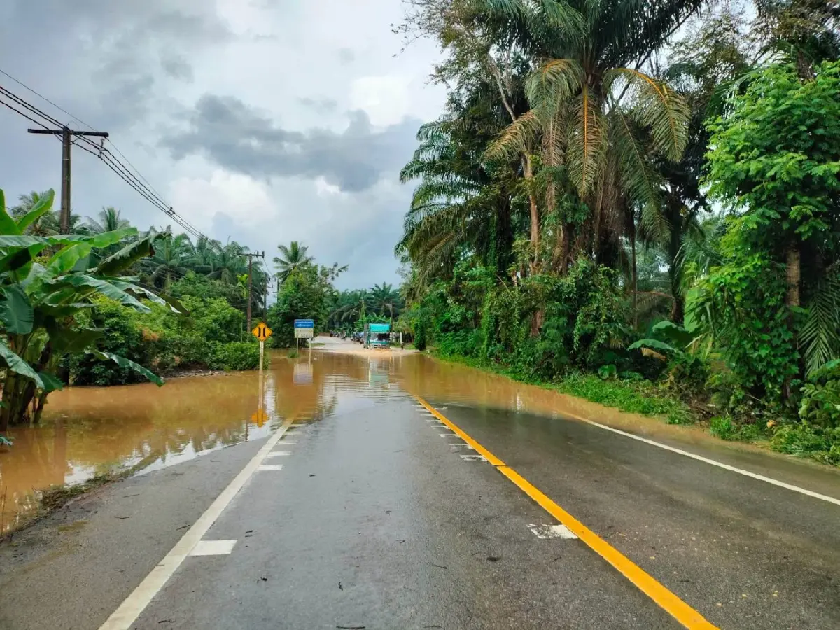 มืดฟ้ามัวดิน ชุมพรฝนกระหน่ำ อ่าวไทยซัดฝนหนักขึ้นฝั่ง เตือนน้ำท่วม