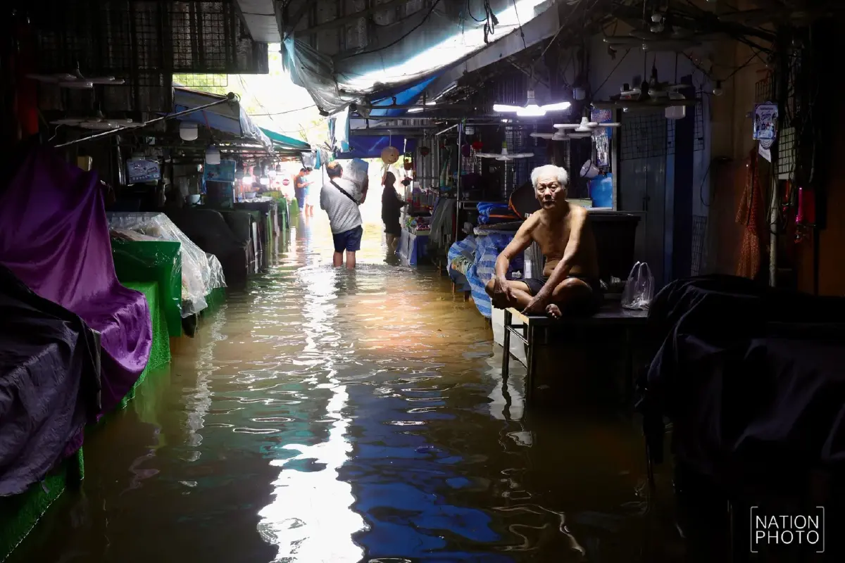 น้ำทะเลหนุนสูง เอ่อล้นท่วมชุมชนตลาดแม่กลอง-ตลาดน้ำอัมพวา สมุทรสงคราม