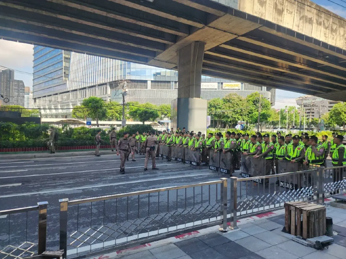ม็อบต้าน IMF เผชิญหน้า ตร. แยกพระรามสี่ รถติดยาว